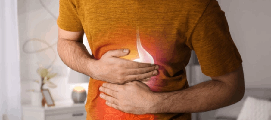 homem jovem com congestão alimentar.