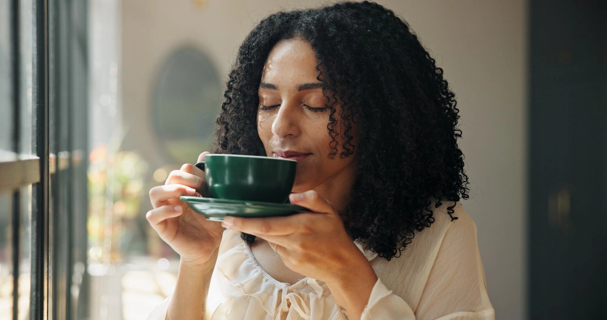 mulher tomando café não sabe se faz mal para o fígado