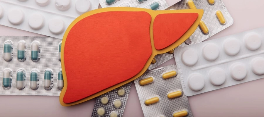 ilustração do fígado com cartelas de medicamentos