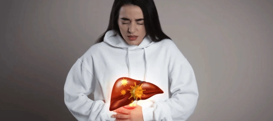 Mulher com dor abdominal e ilustração de um fígado inflamado, representando os sintomas de hepatite.