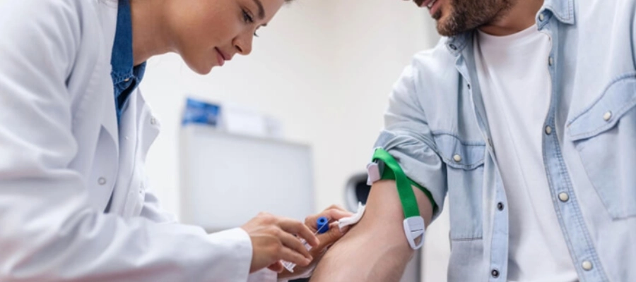 homem jovem fazendo exame de sangue para medir colesterol bom e ruim