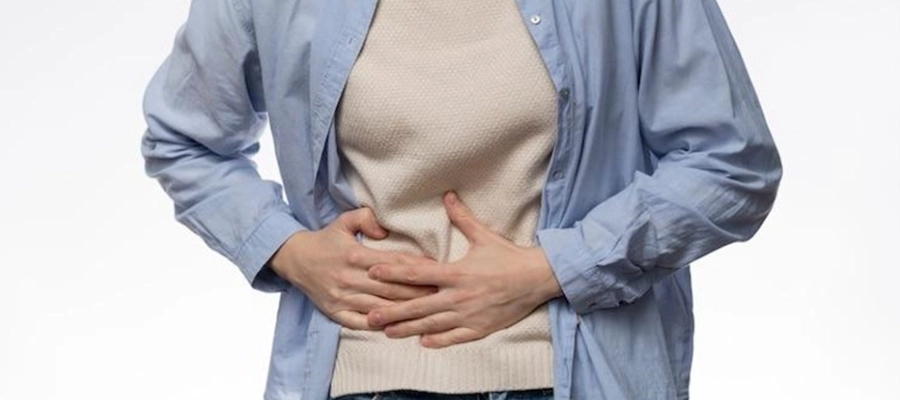 mulher com as mãos na barriga em fundo branco