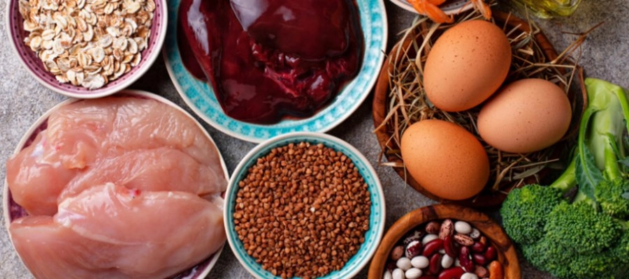 uma mesa com vários alimentos e vegetais